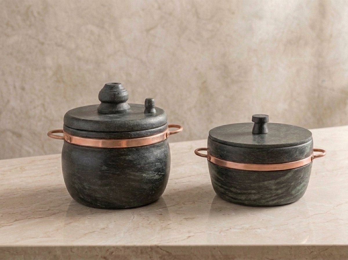 Kit 2 Panelas de pedra sabão com alças de cobre sobre bancada de mármore