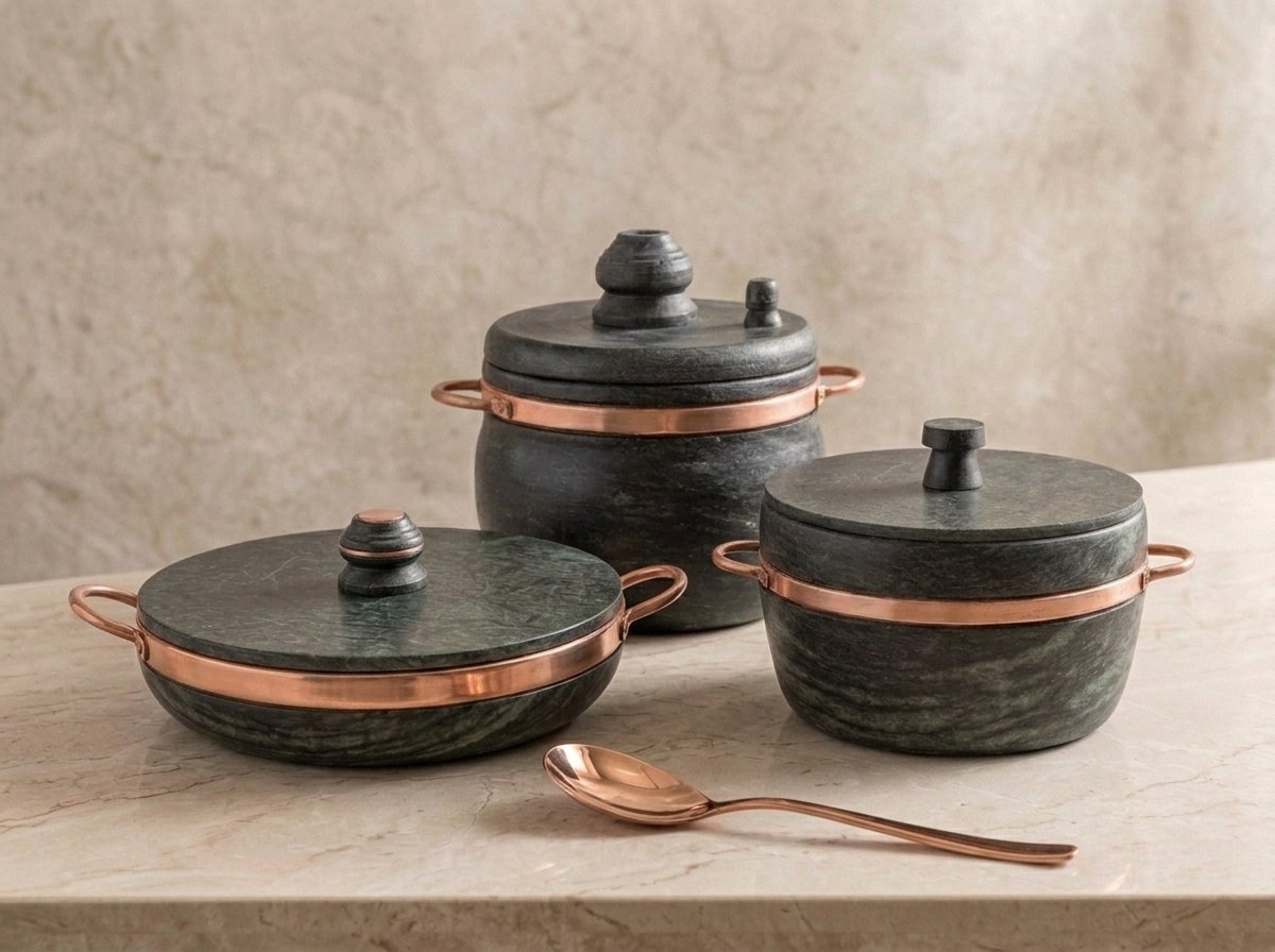 Kit 3 Panelas de pedra sabão com alças de cobre sobre bancada de mármore